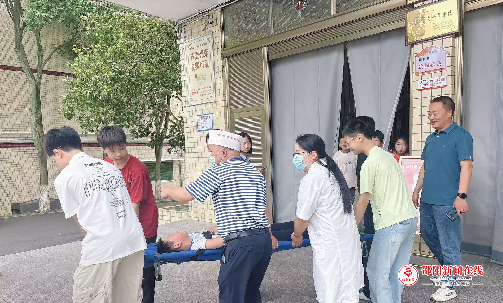 隆回县万和实验学校开展校园食品安全突发应急处置演练活动