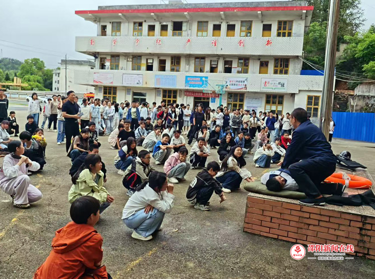 隆回县金石桥镇黄金井中学开展防溺水暨防暴演练活动