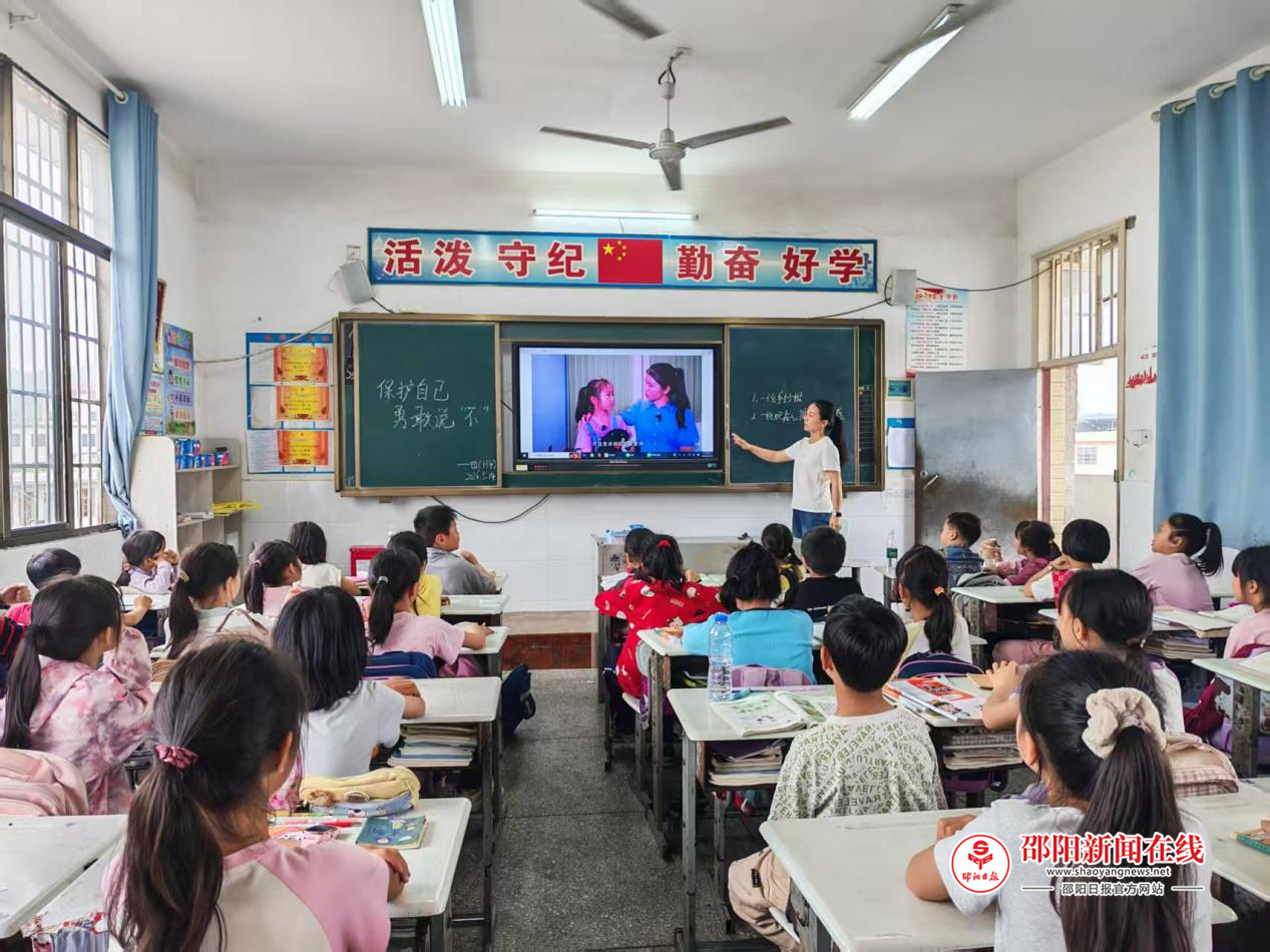 隆回县横板桥镇罗子团完全小学组织观看《保护自己，勇敢说“不”》预防性侵害教育警示片