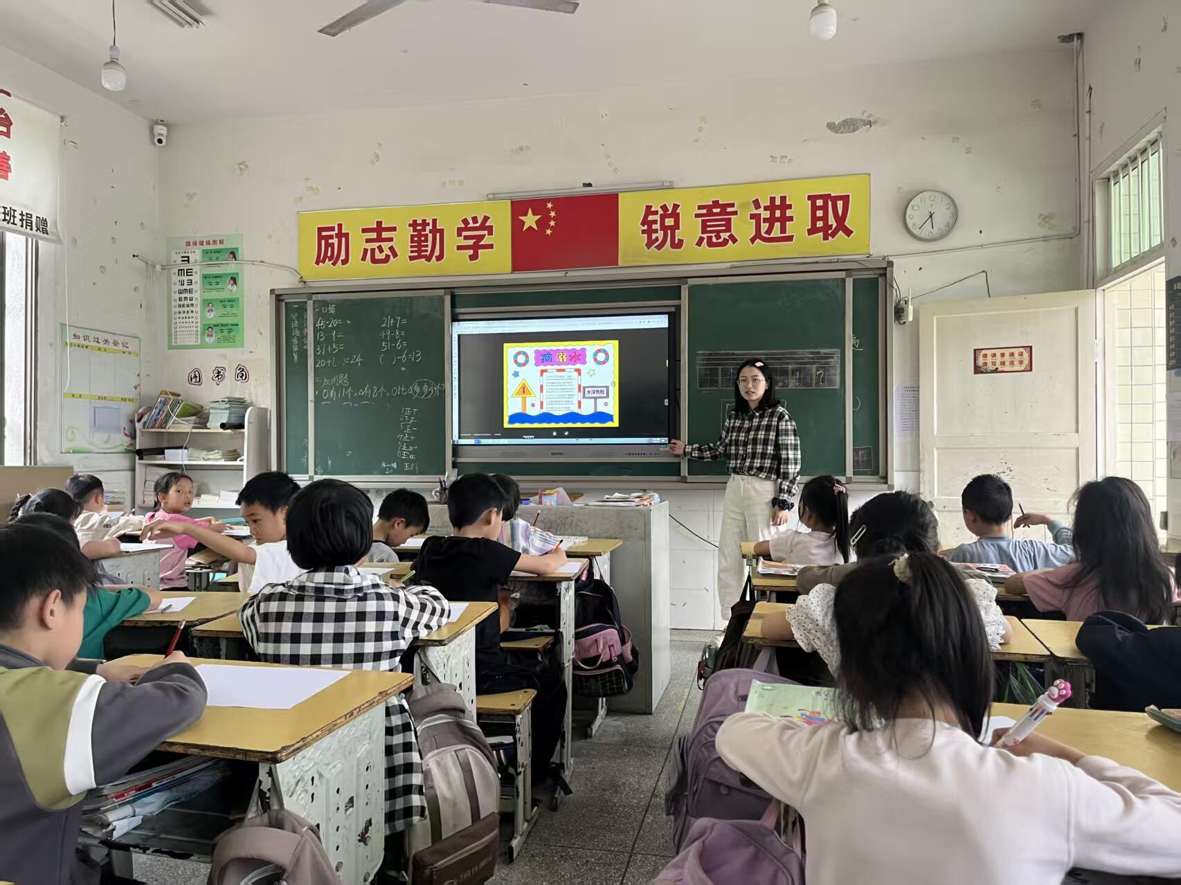 隆回县七江镇五星完全小学开展防溺水手抄报专题活动