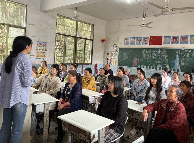 隆回县金石桥镇游家桥小学召开安全工作专题家长会