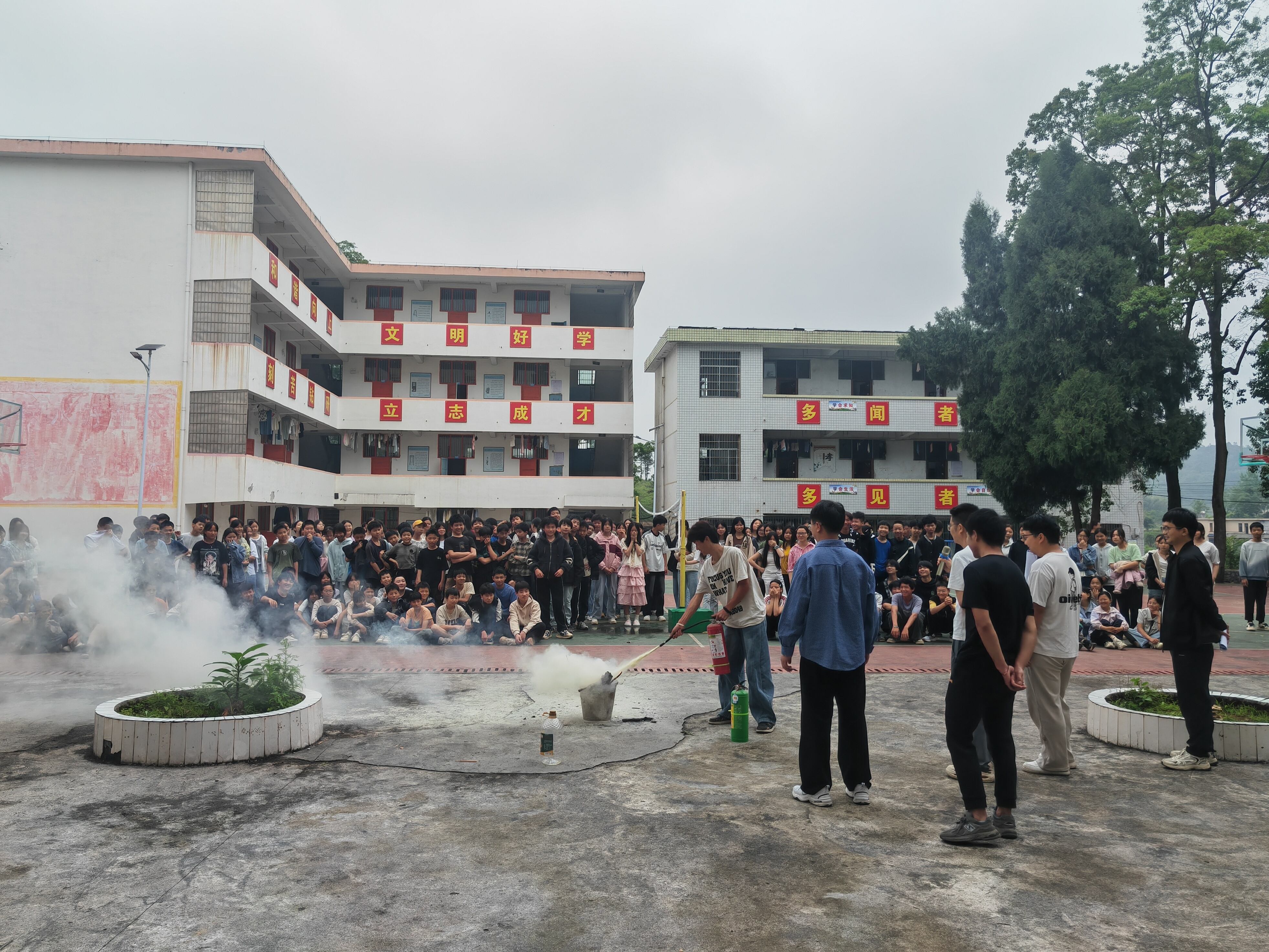 武冈市秦桥镇中学举行消防与地震应急疏散演练活动