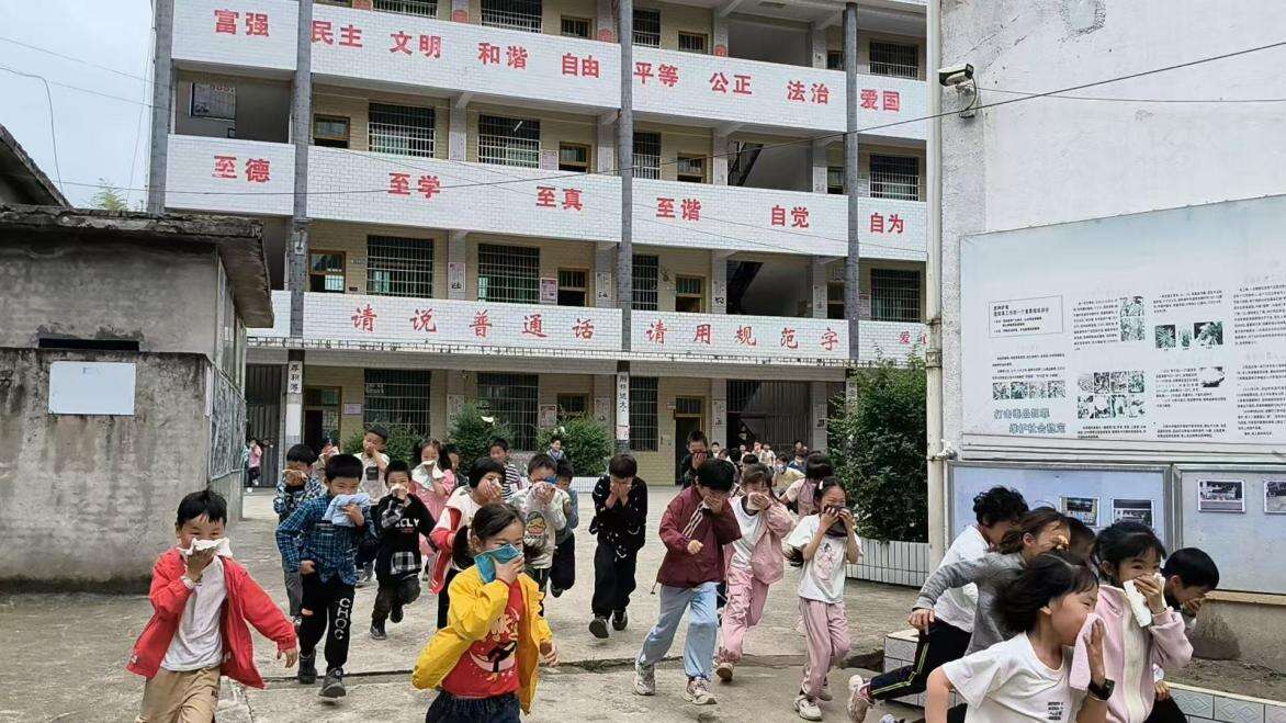 隆回县高平镇马落完全小学开展消防应急疏散演练暨灭火器实操教学活动