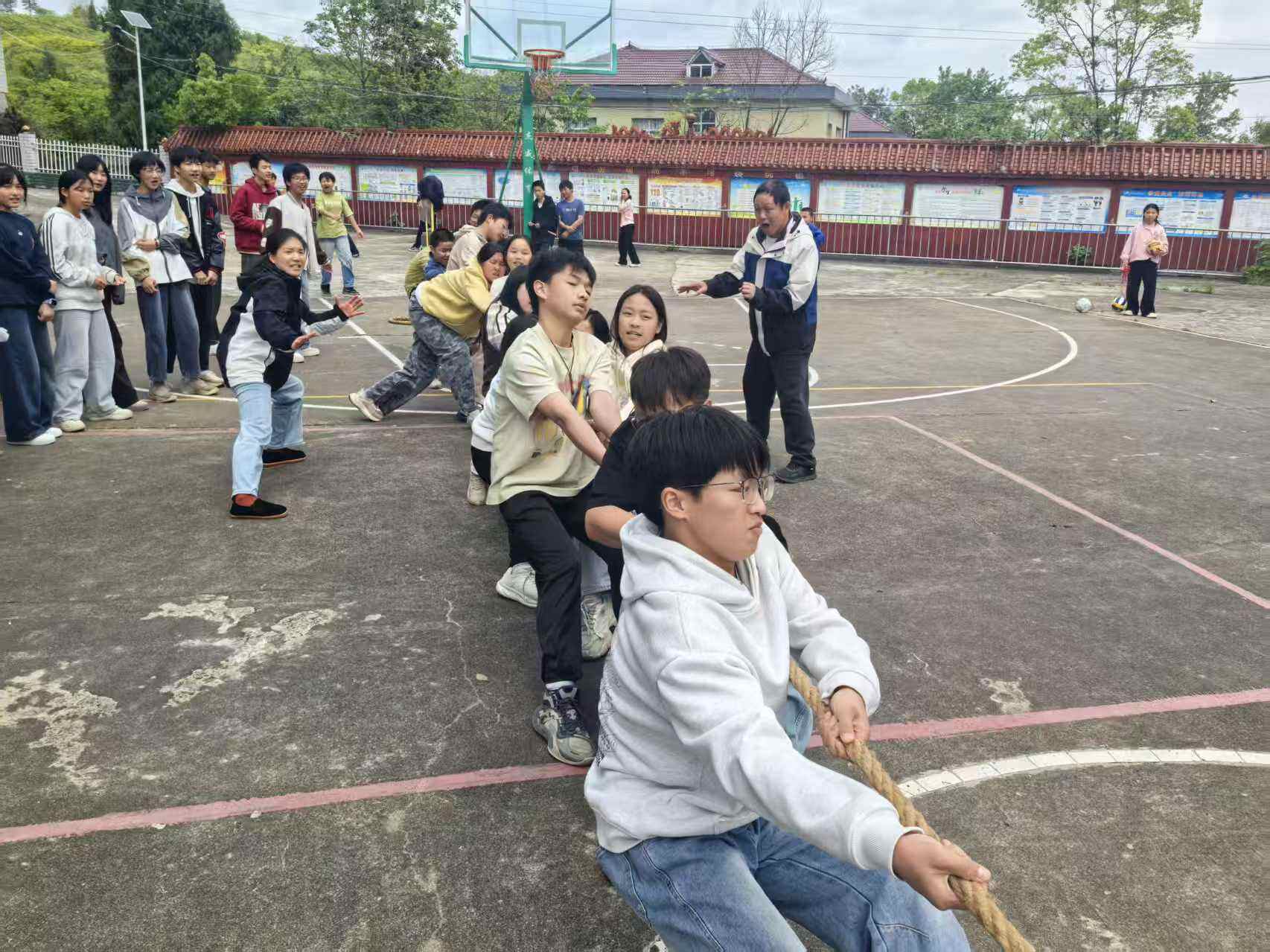 邵东市界岭镇初级中学举行拔河比赛