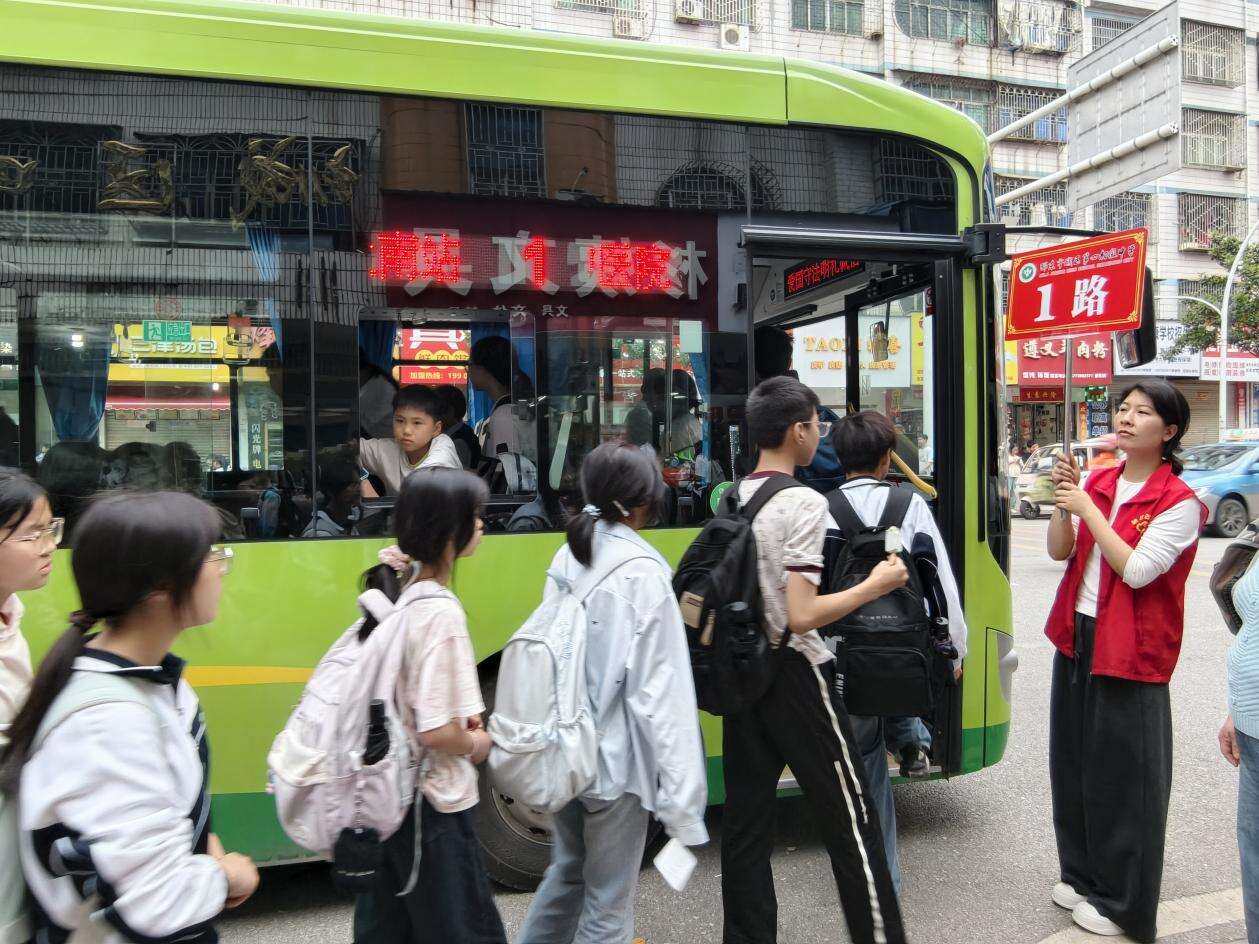 邵东市城区四中：家校携手护航放学路 志愿举牌导乘暖人心