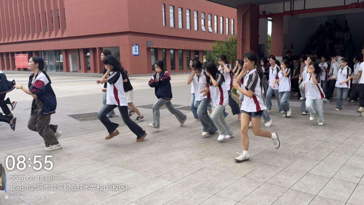 武冈市篮深学校开展校园应急安全疏散演练活动
