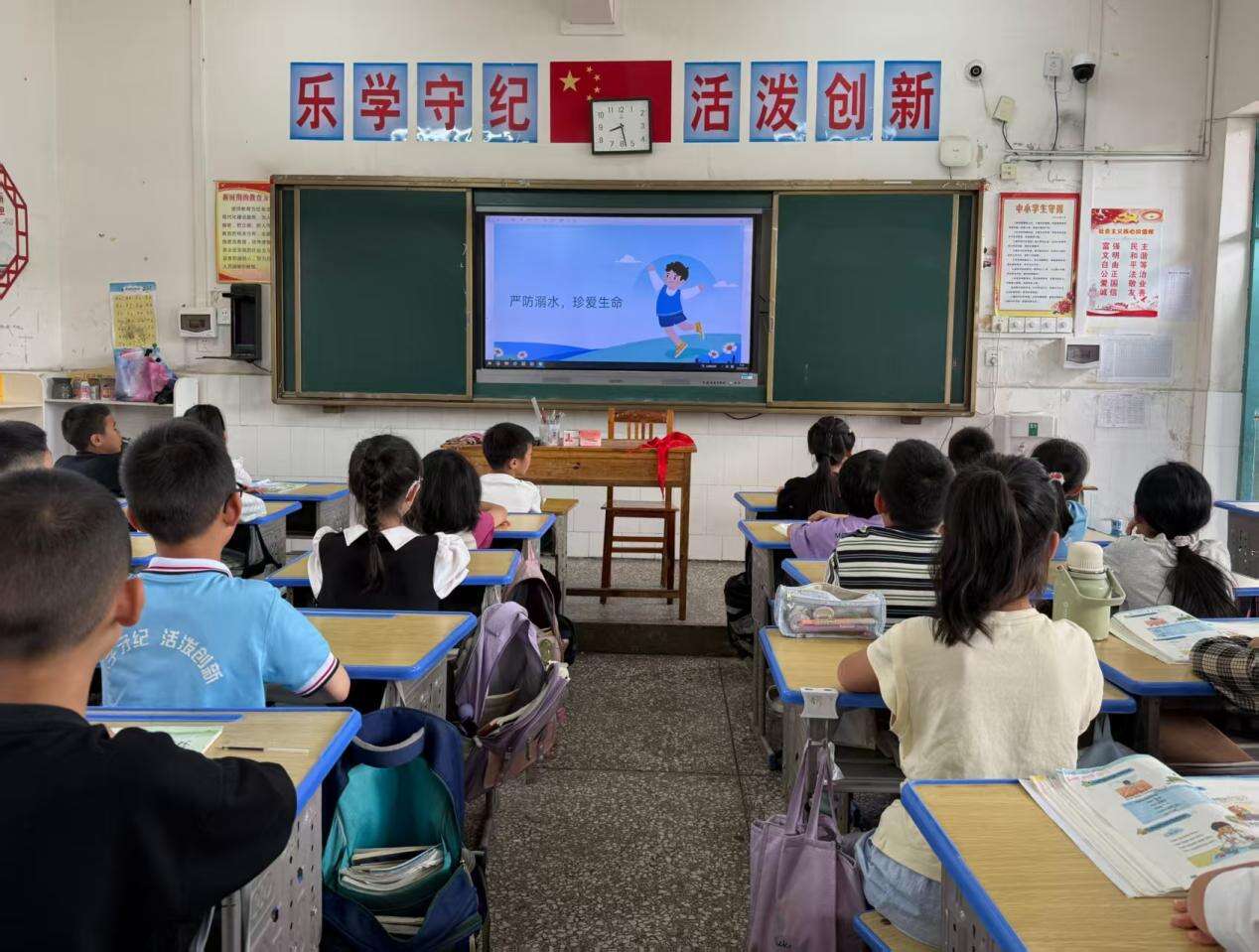武冈市实验小学举行国旗下讲话活动