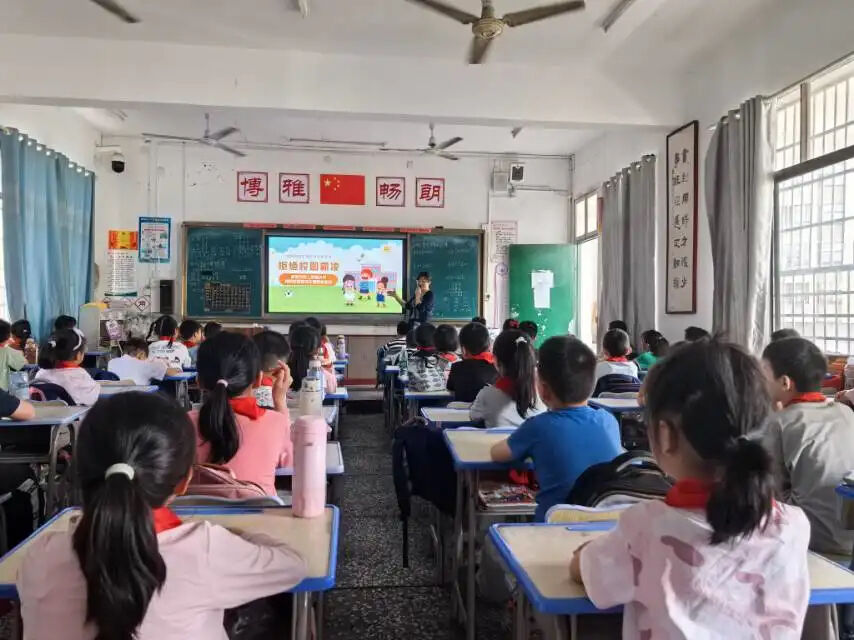 武冈市第二实验小学开展防欺凌主题教育及危险物品排查活动