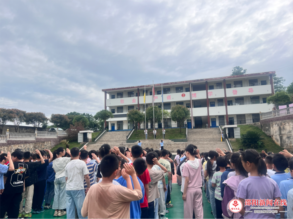 隆回县周旺镇中心小学开展主题升旗仪式