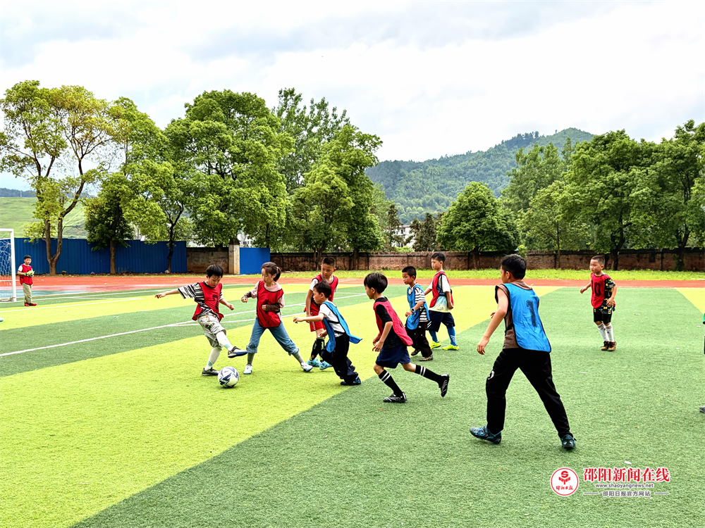 隆回县六都寨镇中心小学班级足球赛火热开赛