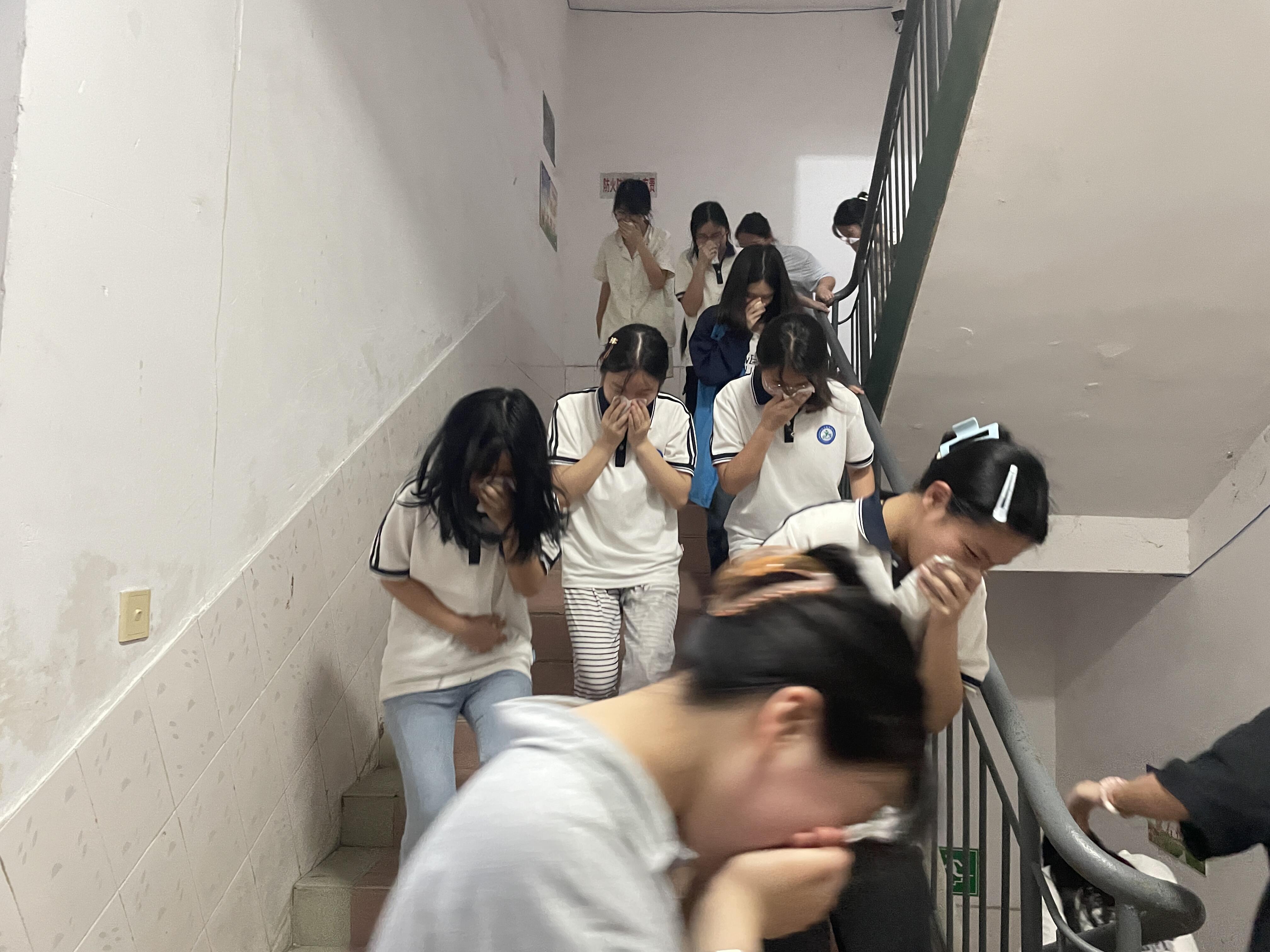 新宁县焦家垅中学举行寄宿生夜间消防应急疏散演练活动