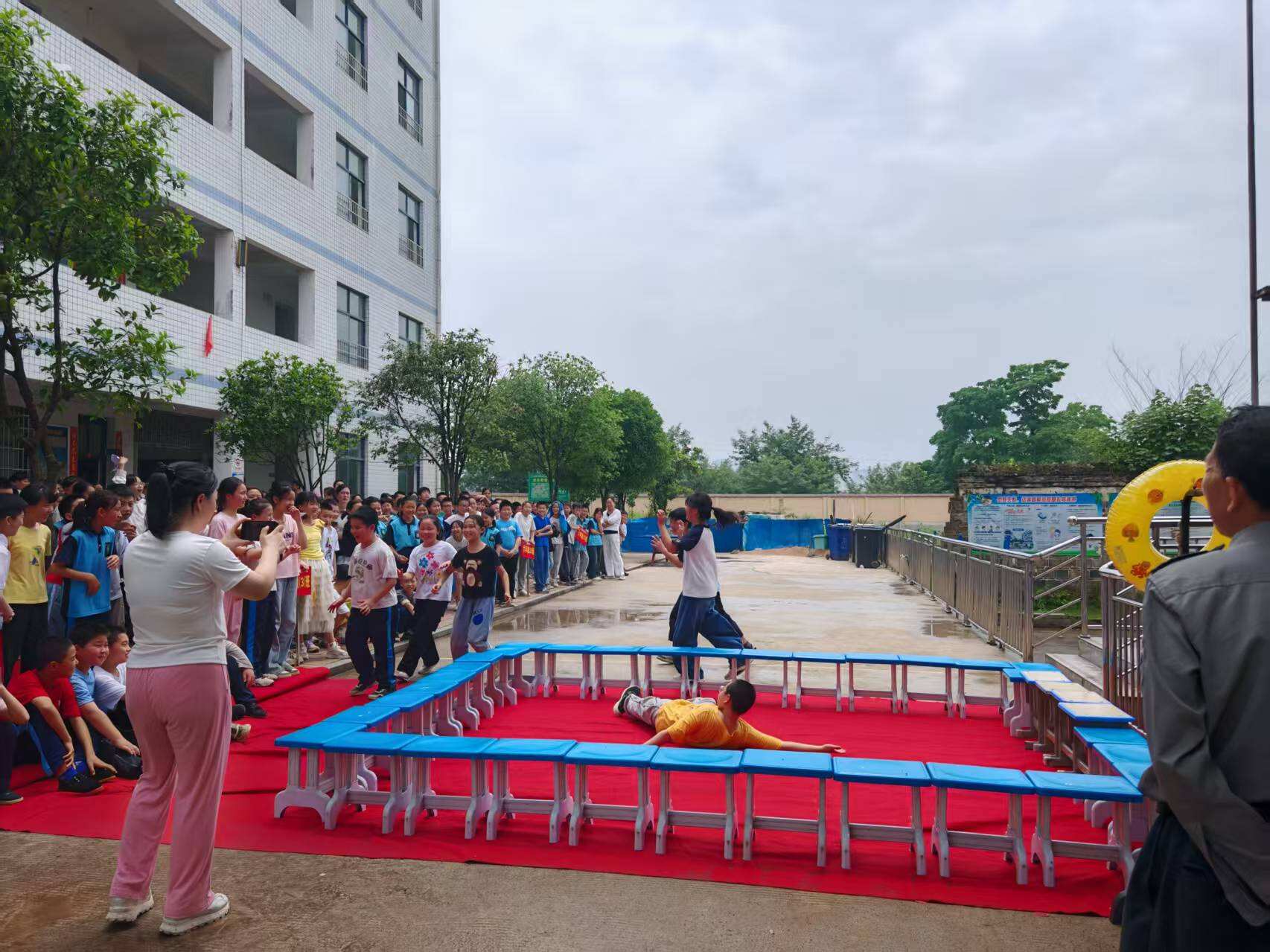 洞口县雪峰街道城东小学开展防溺水签名暨宣誓教育活动