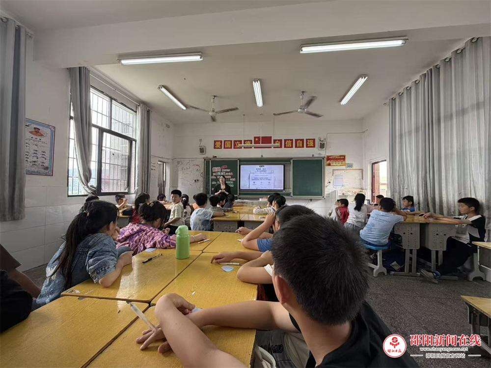 隆回县荷香桥镇中心小学开展心理健康教育专题课