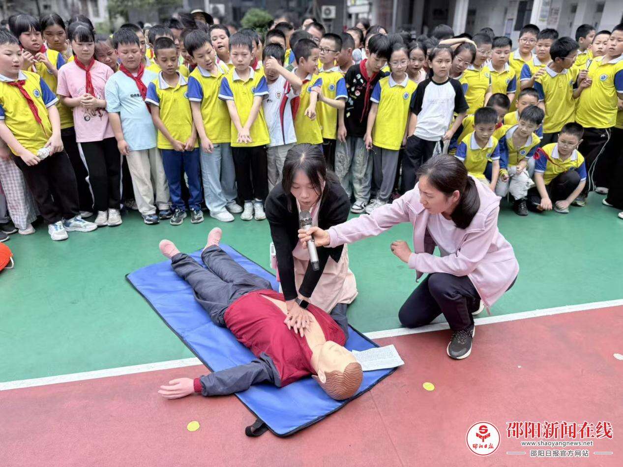 洞口县文昌二小开展防溺水应急演练活动