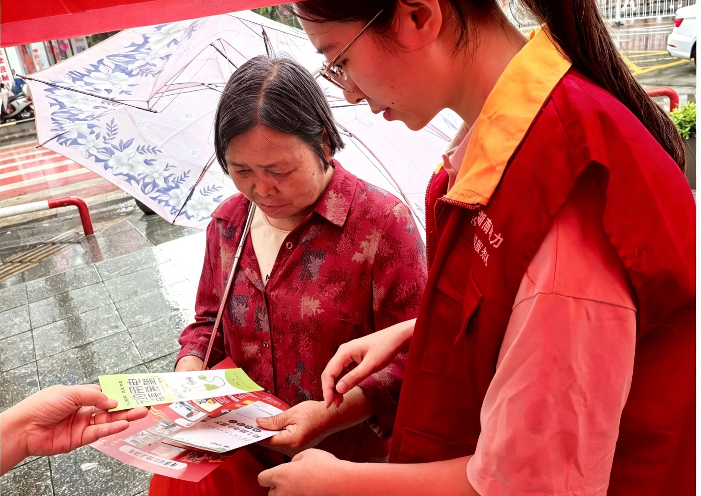 国网武冈市供电公司联合武冈市市场监督管理局开展“世界计量日”主题宣传活动