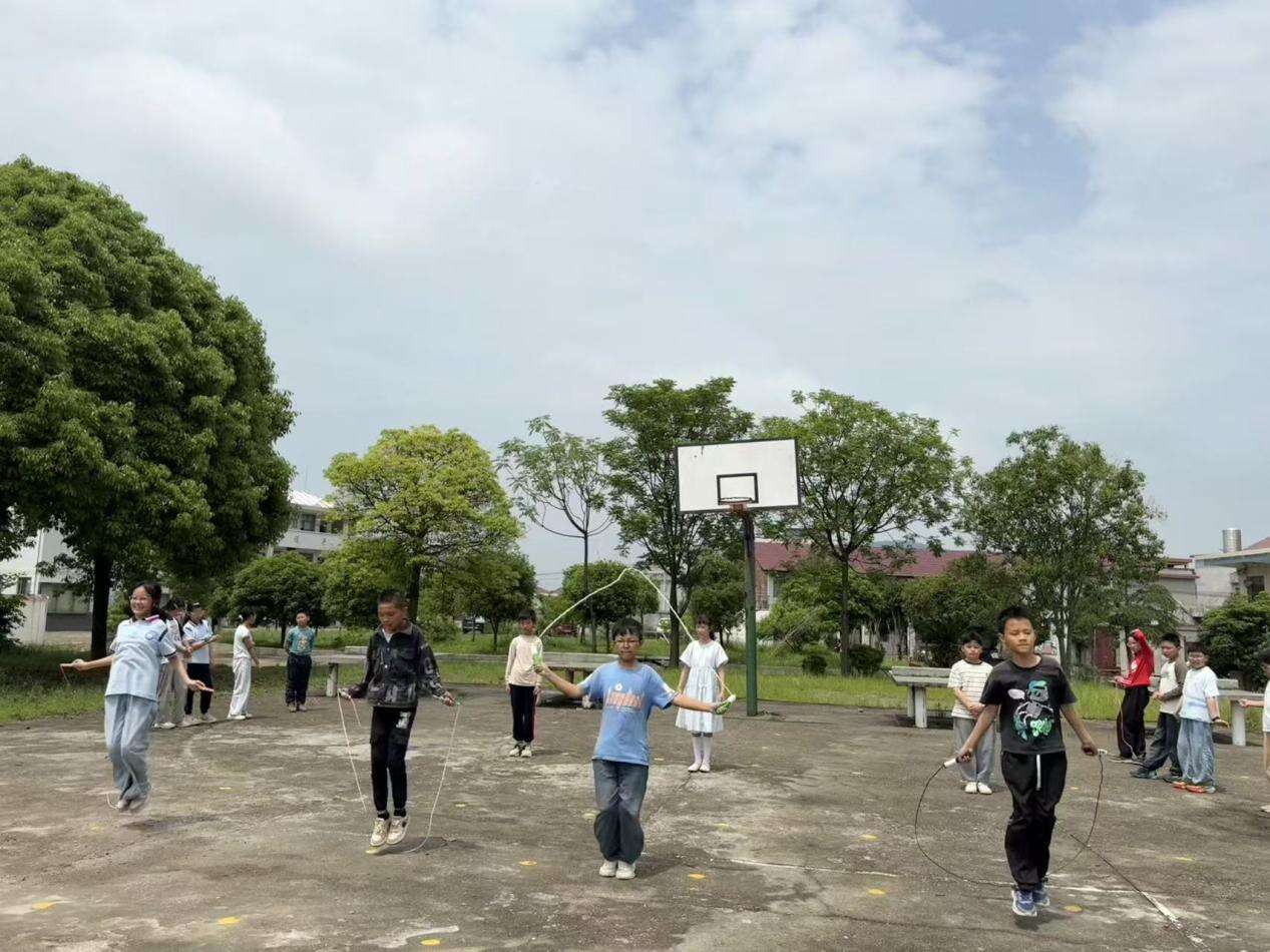 洞口县石江镇树林完小举办校园跳绳比赛