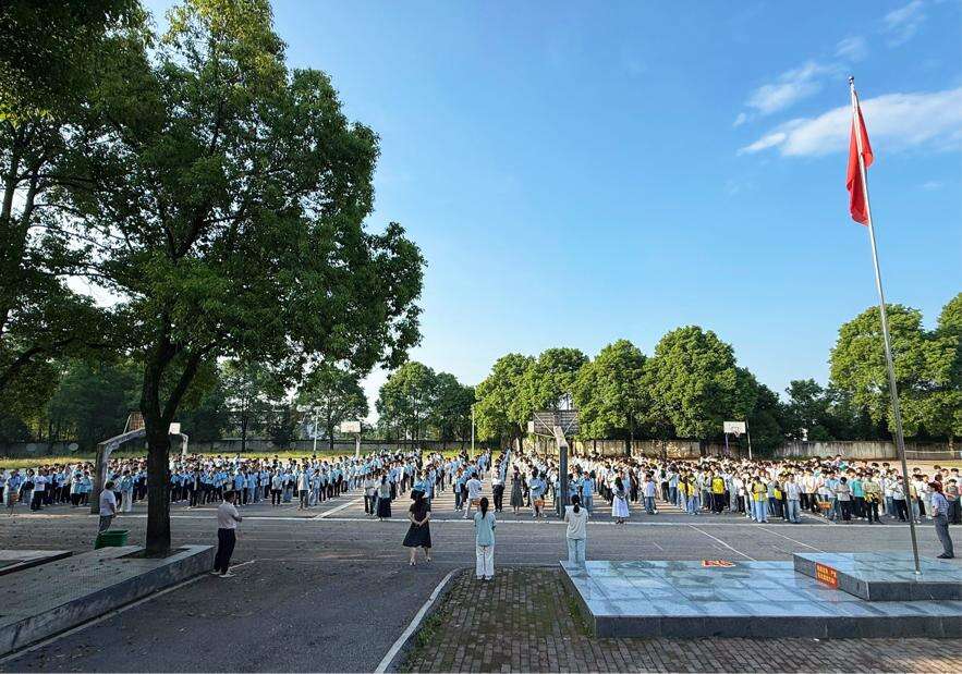 洞口县岩山镇中心学校举行“悦纳自我，向阳生长”主题国旗下讲话活动