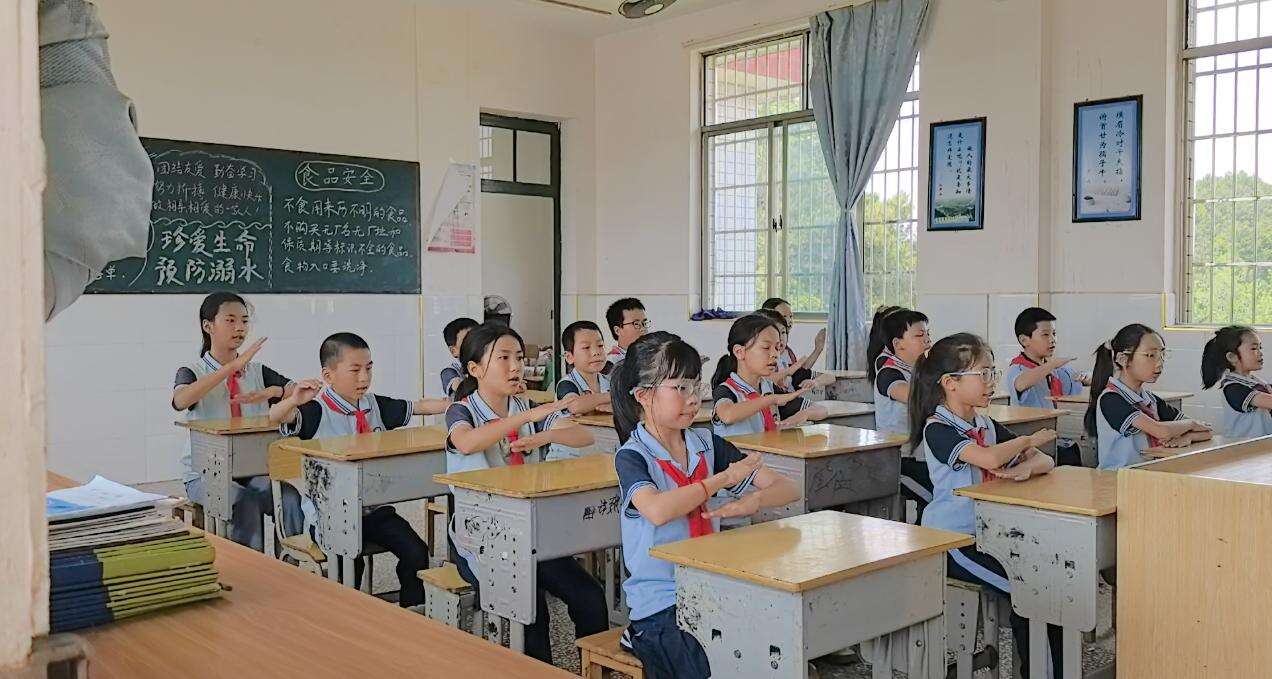 洞口县竹市镇新西完全小学参与洞口县中小学“课前一支歌”评比活动