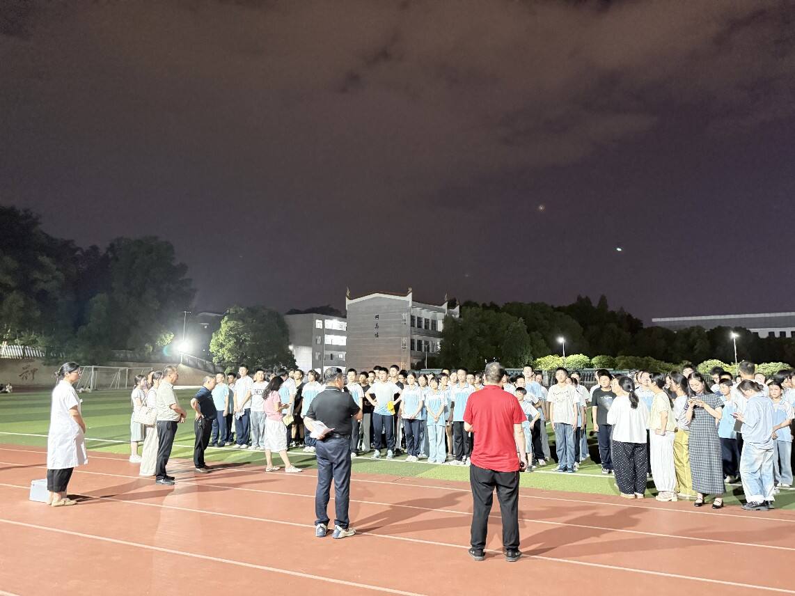 武冈市第二中学开展夜间宿舍消防疏散演练活动
