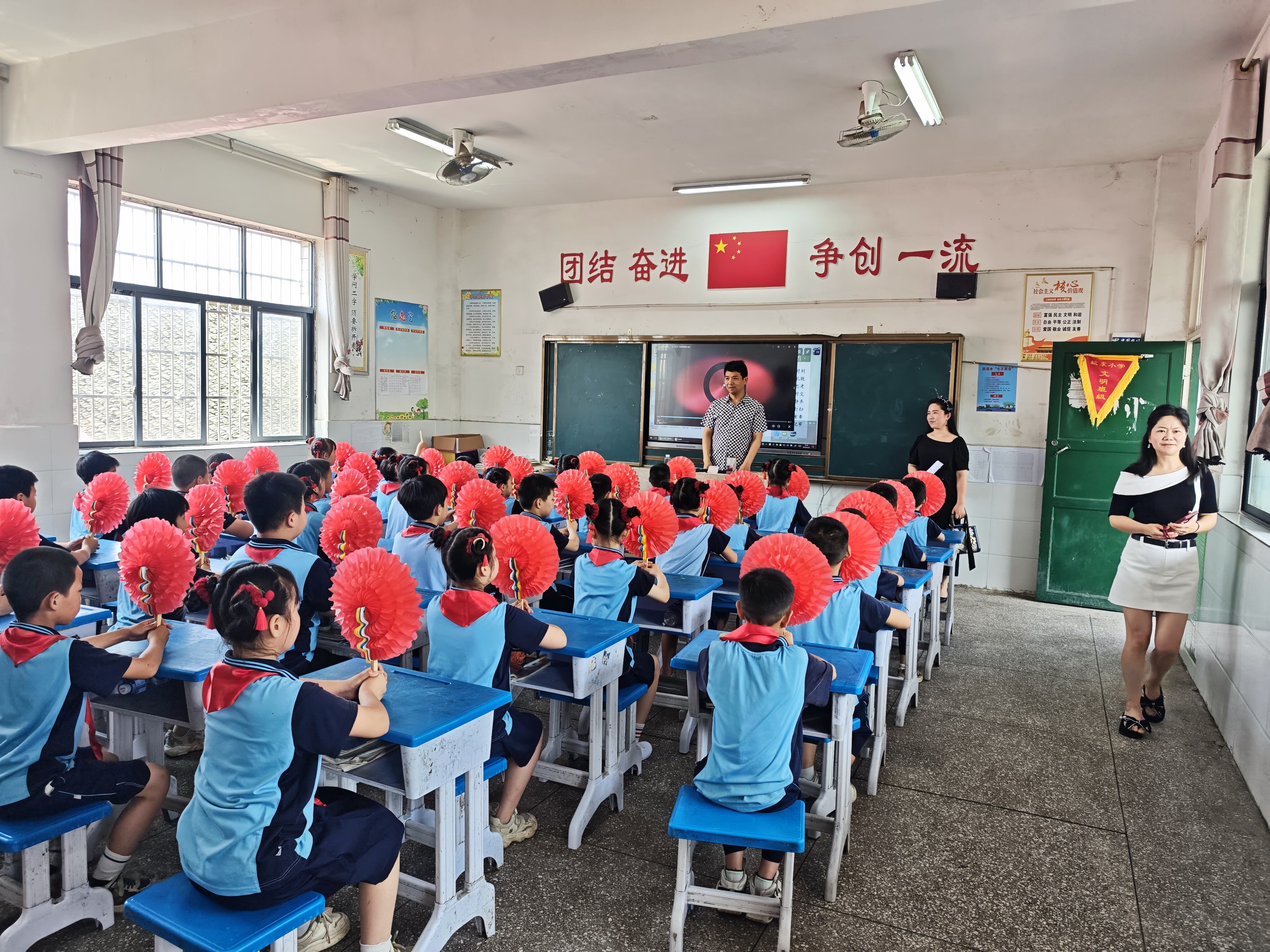 洞口县教育局赴雪峰街道城东小学验收“课后一支歌”工作