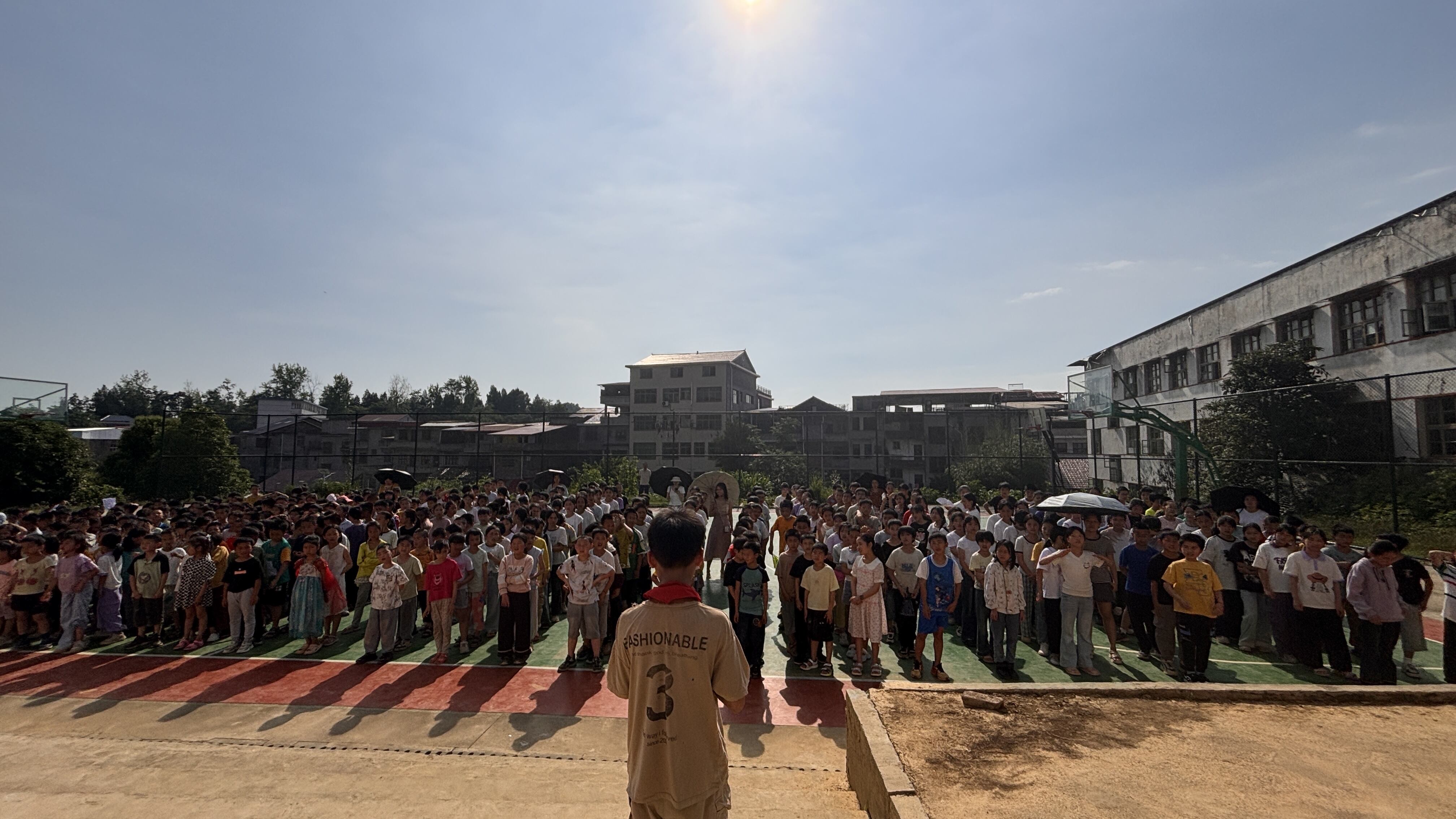 武冈市马坪乡中心小学举行“关注心理健康，共筑阳光校园”主题升旗仪式