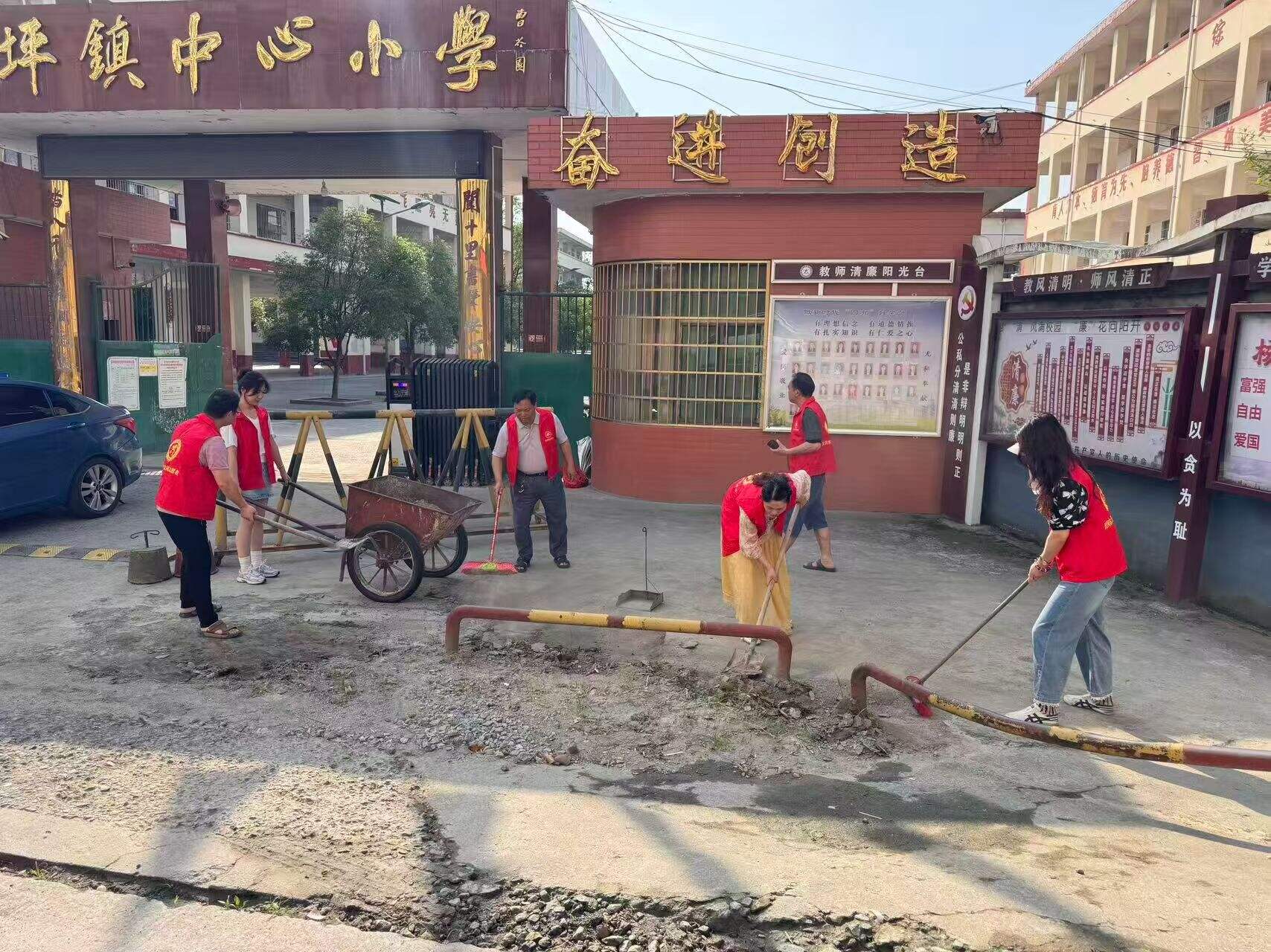 武冈市文坪镇中心小学开展校园环境整治志愿服务活动