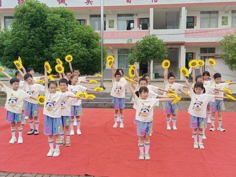 洞口县竹市镇新西完全小学举行“六一”文艺汇演活动