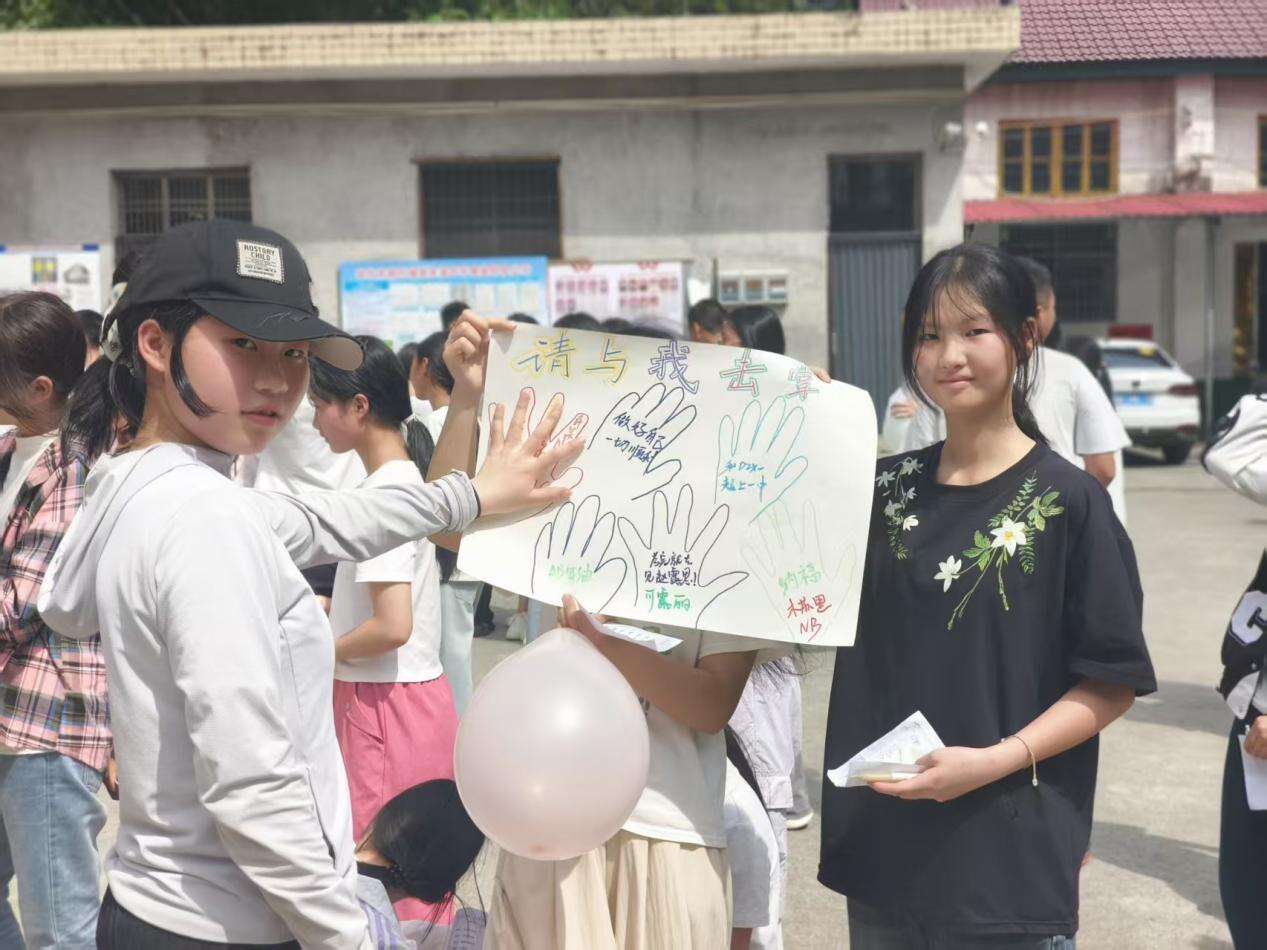 武冈市荆竹铺镇朱溪中学开展中考心理解压专项活动