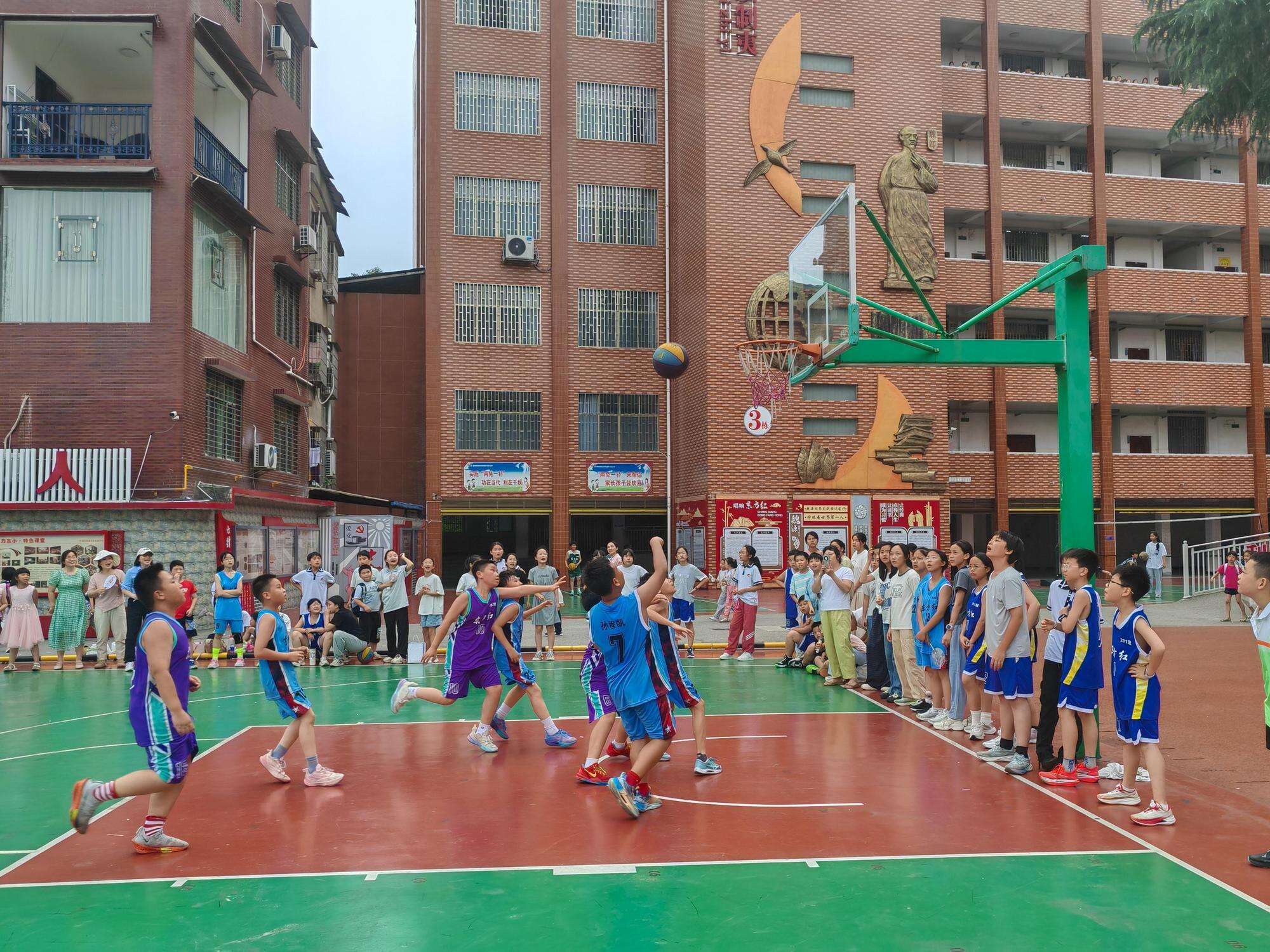 一半是热血，一半是铿锵——隆回县东方红小学五年级班级篮球联赛创新观察