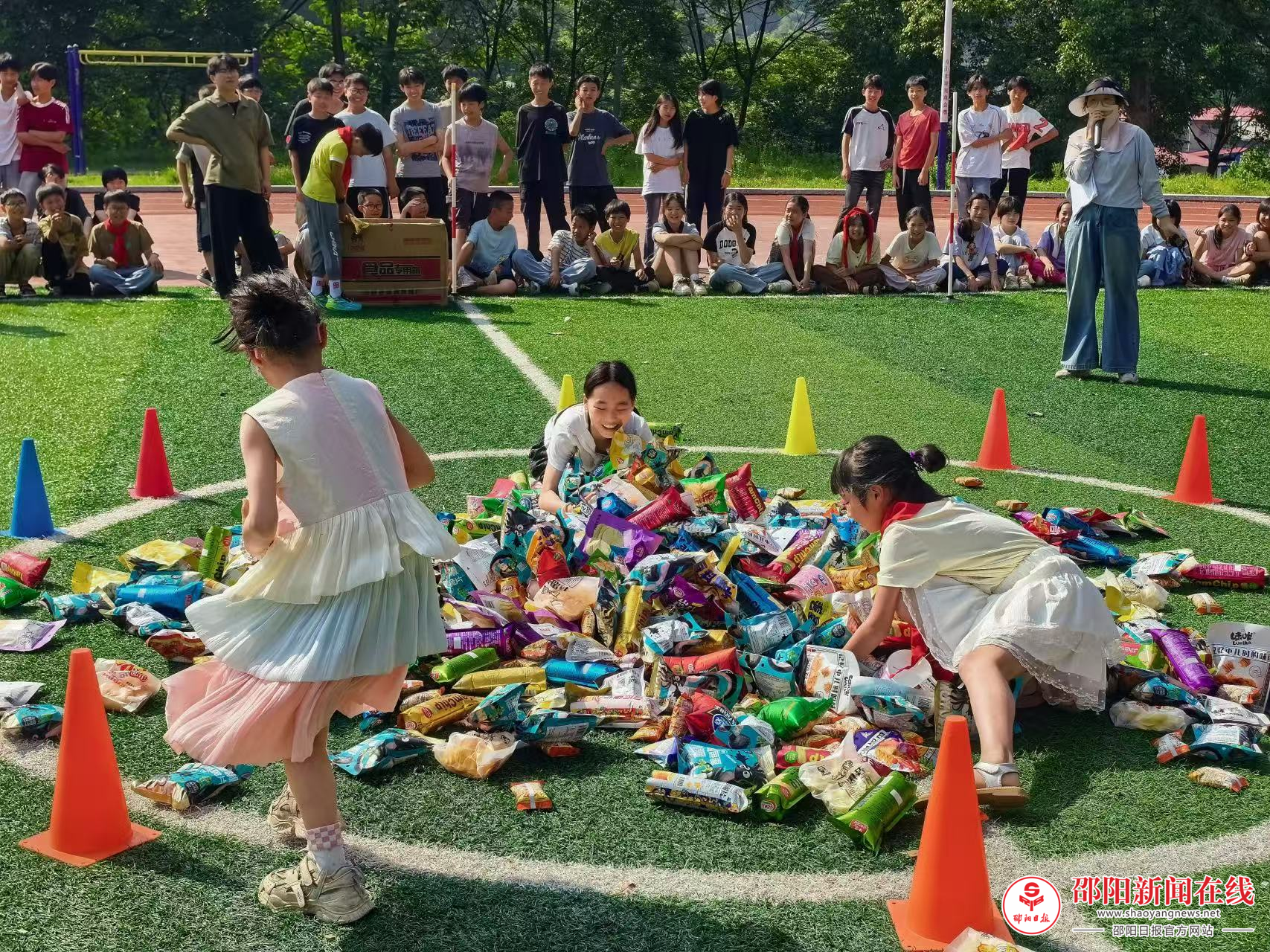 隆回县北山镇云峰九年义务制学校开展儿童节趣味活动