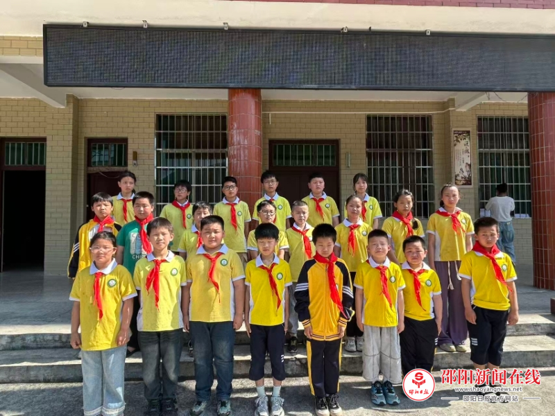 隆回县荷田乡黄皮小学举行“高举队旗跟党走，做新时代好少年”少先队新队员入队仪式