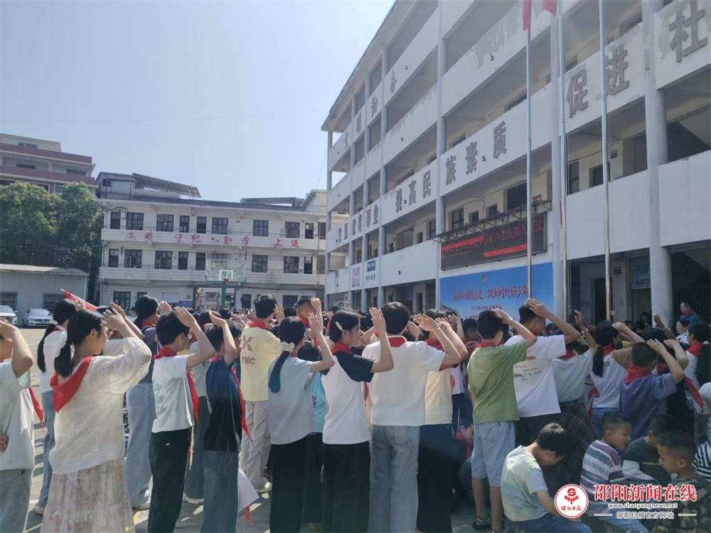 隆回县荷香桥镇中心小学开展“六一”新队员入队仪式