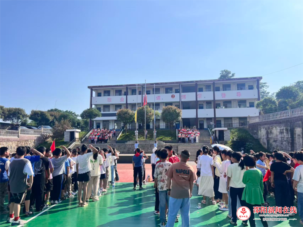 隆回县周旺镇中心小学举行少先队新队员入队仪式