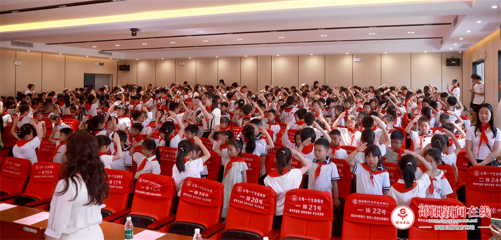隆回县花门街道中心学校举行“高举队旗跟党走，争做新时代好少年”少先队新队员入队仪式