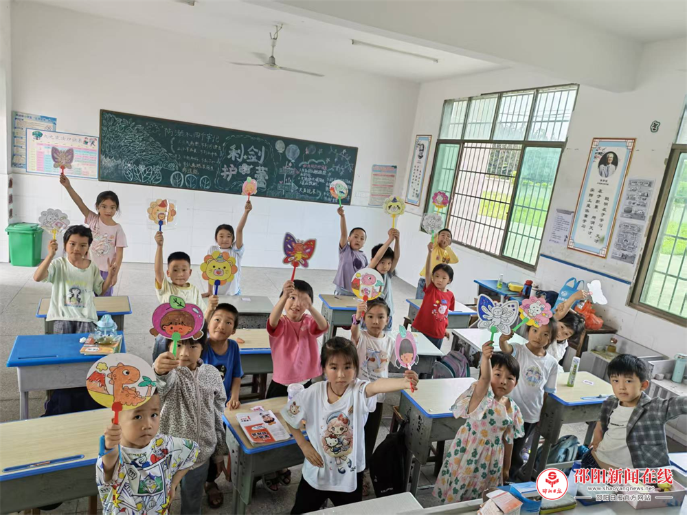 隆回县羊古坳镇匡家铺小学：巧手绘扇庆六一，温情相伴暖童心