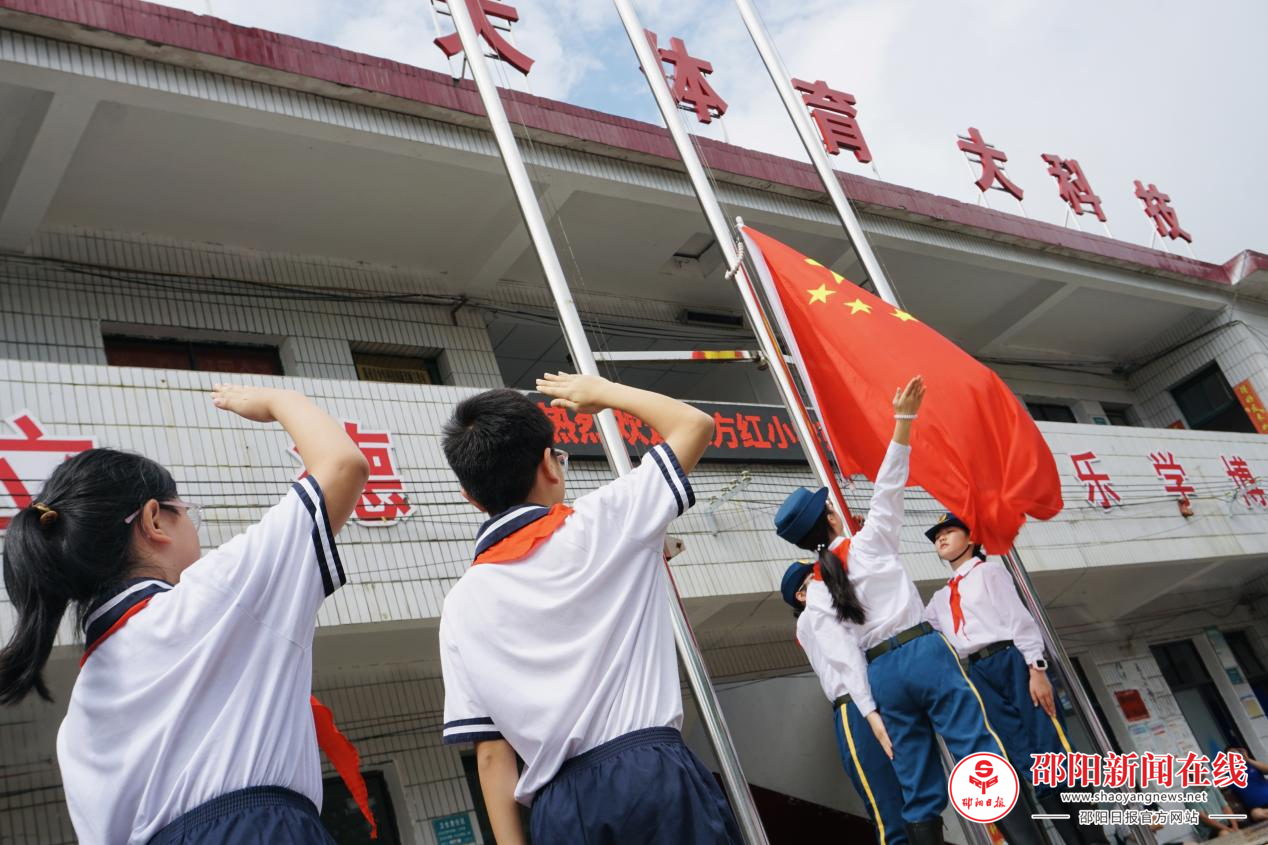 隆回县岩口镇天壁完全小学与东方红小学开展“城乡手拉手”农耕实践活动