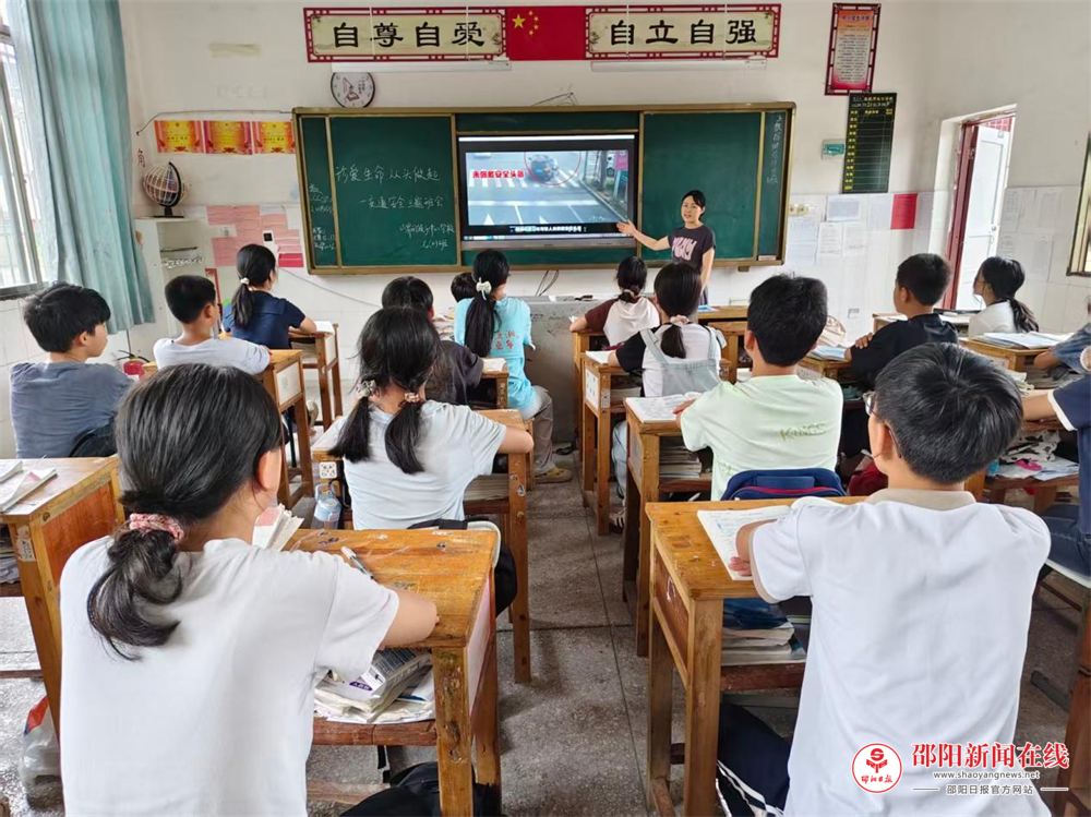 隆回县山界回族乡中心学校开展交通安全教育主题班会活动