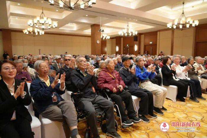 我送爸妈去泰康之家“养老”，结果他们在研究脑机接口、无人机实战还有人造太阳？