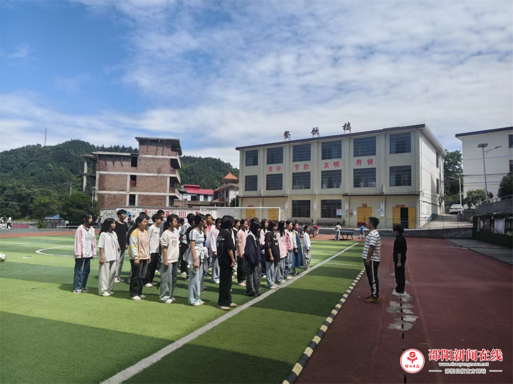隆回县司门前镇中心学校体卫艺组开展体育公开课展示与研讨活动