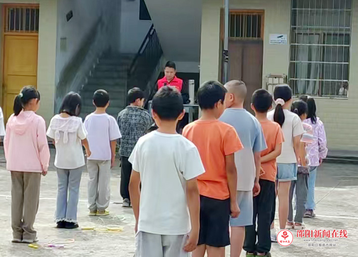 隆回县金石桥镇游家桥小学举办安全副校长进校园活动
