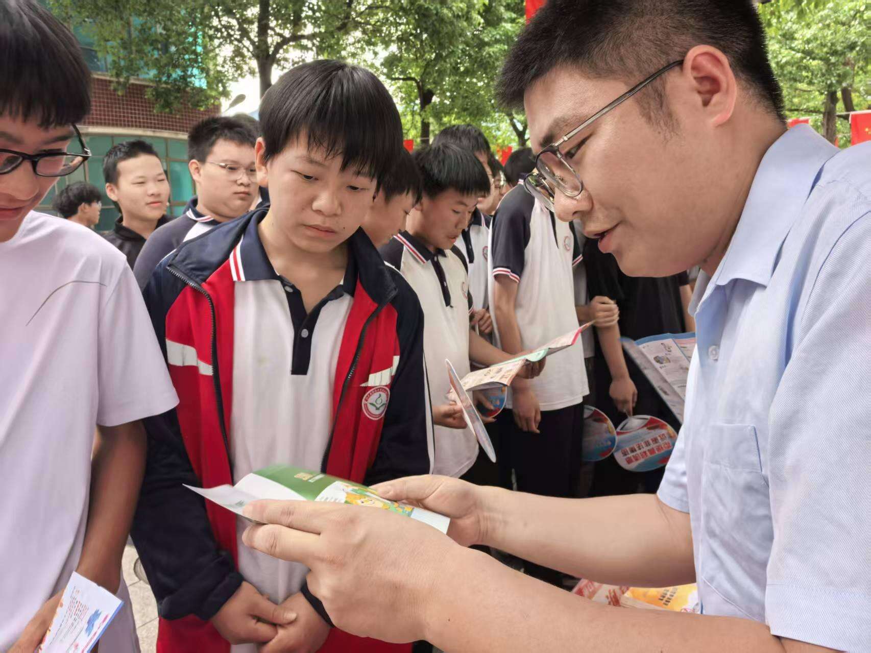 洞口农商银行多方联动开展校园防非反诈宣传活动