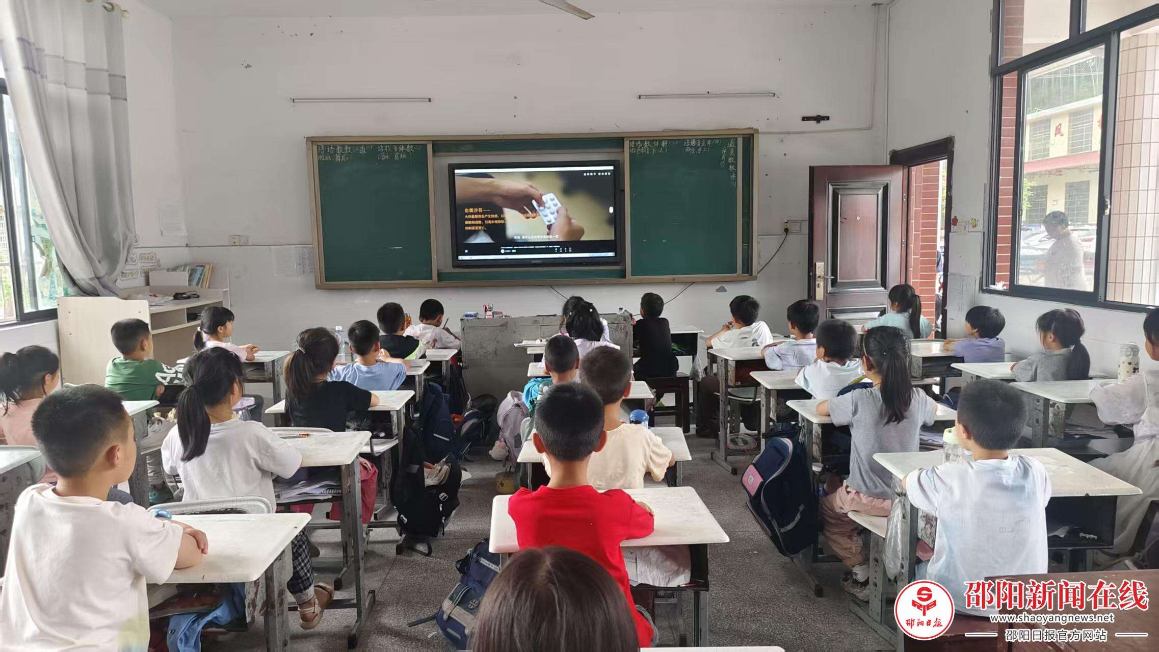 隆回县鸭田镇中心学校开展禁毒宣传教育活动