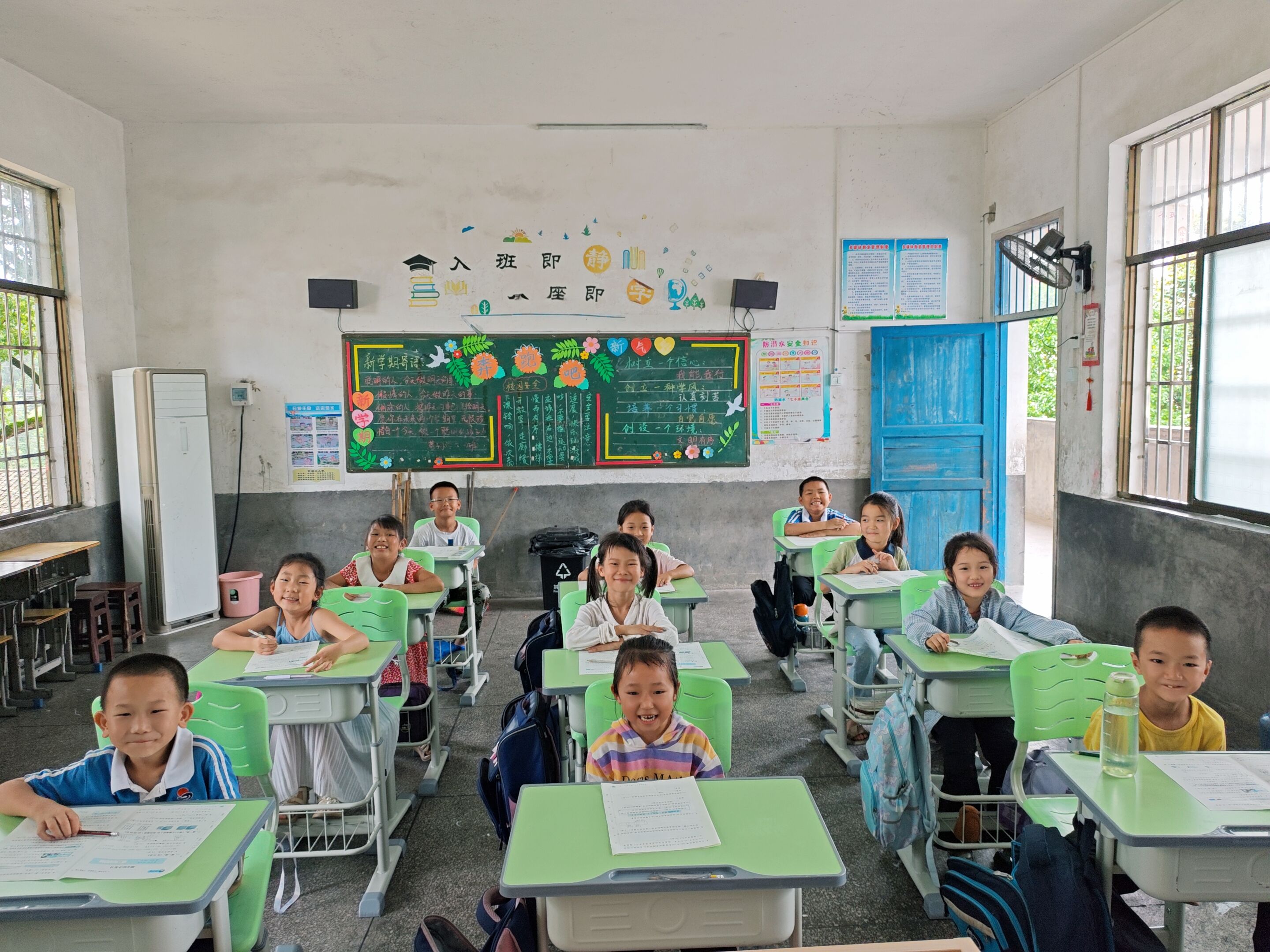 洞口县花园镇巷子完全小学：爱心桌椅进校园 千里温情暖童心