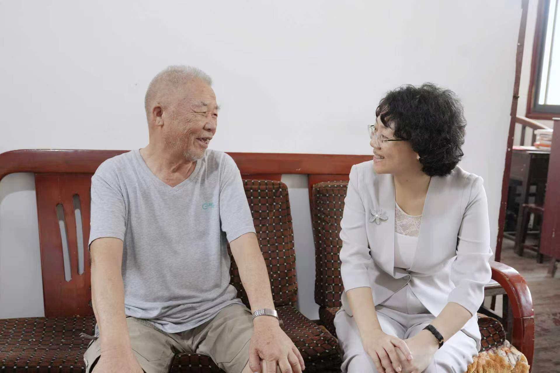 程蓓“七一”前夕走访慰问老党员和困难党员