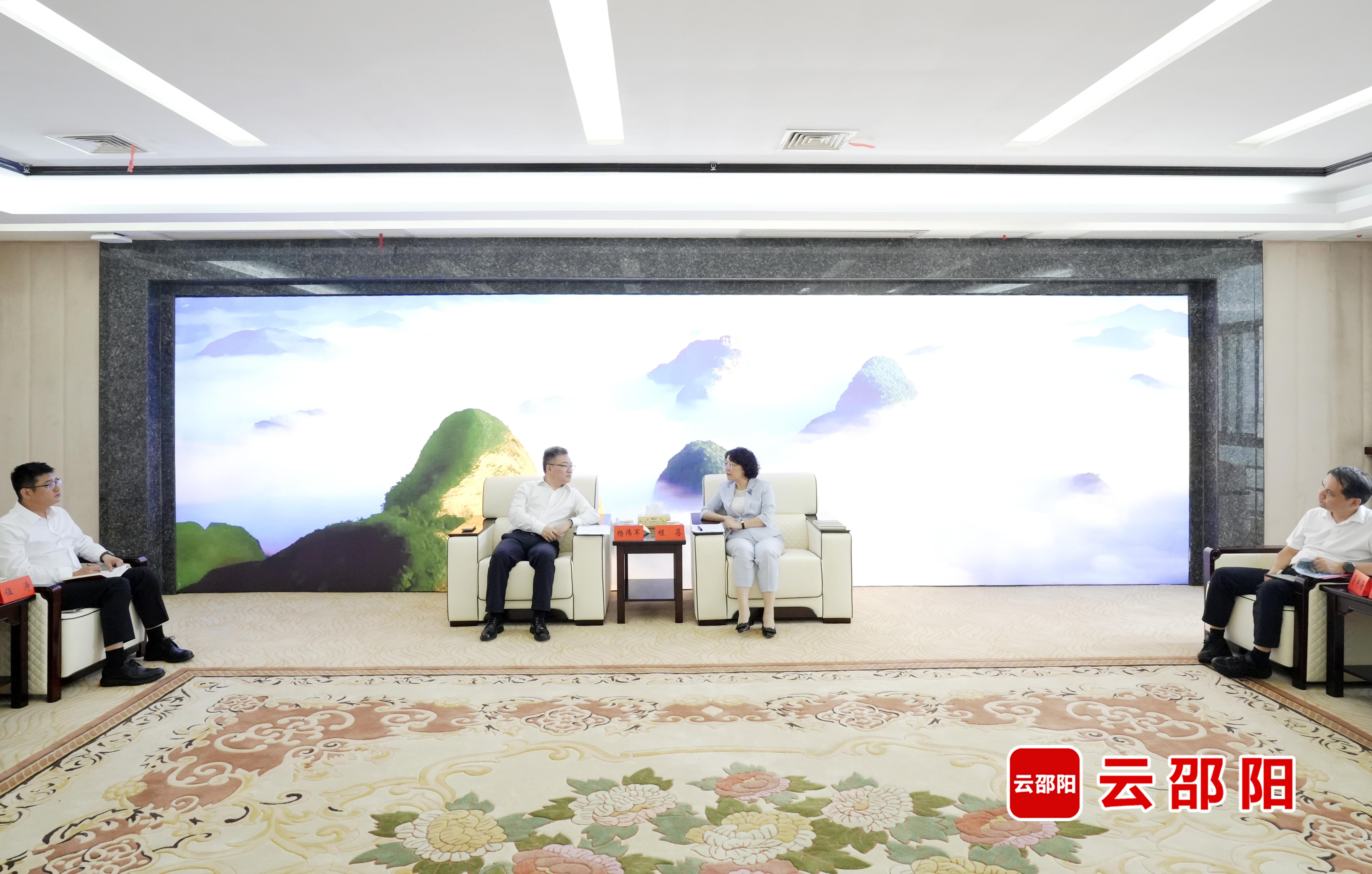 程蓓与华为技术有限公司高级副总裁杨伟军一行座谈