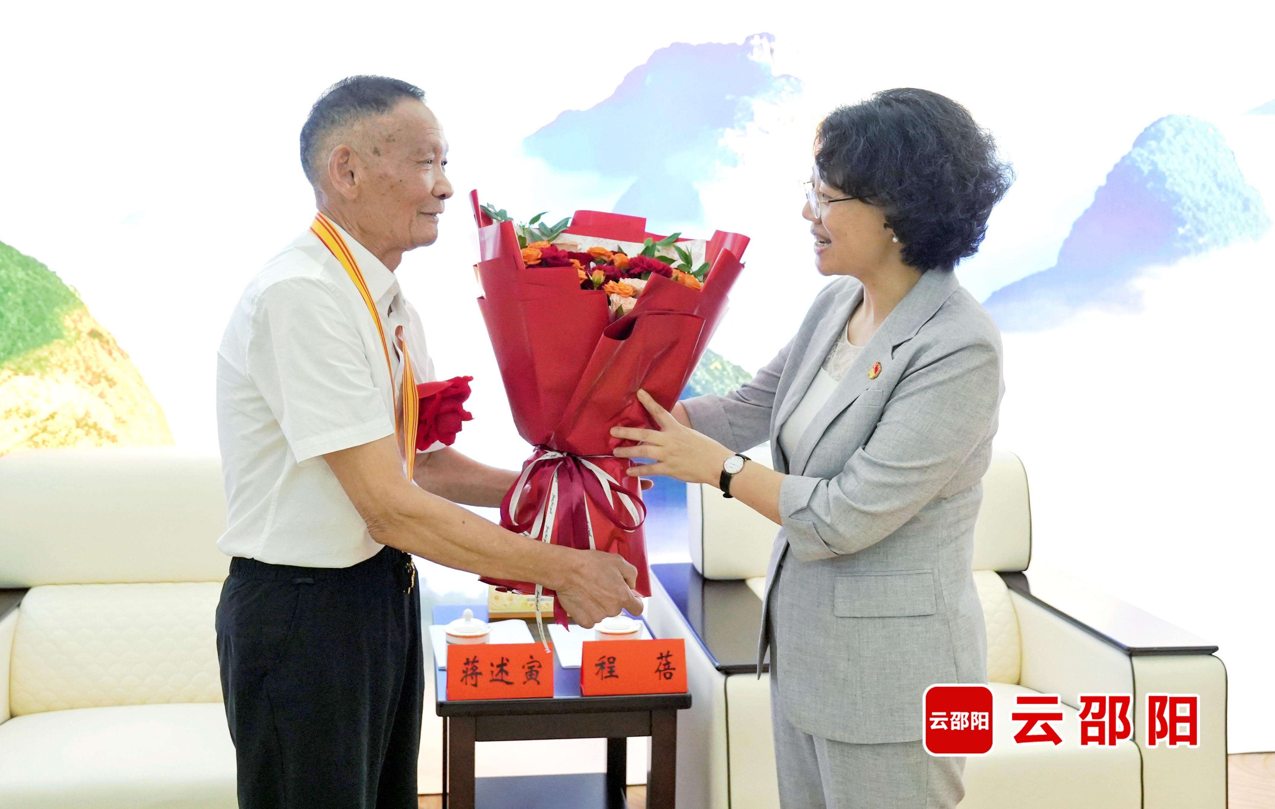 程蓓会见我市全国“两优一先”表彰对象