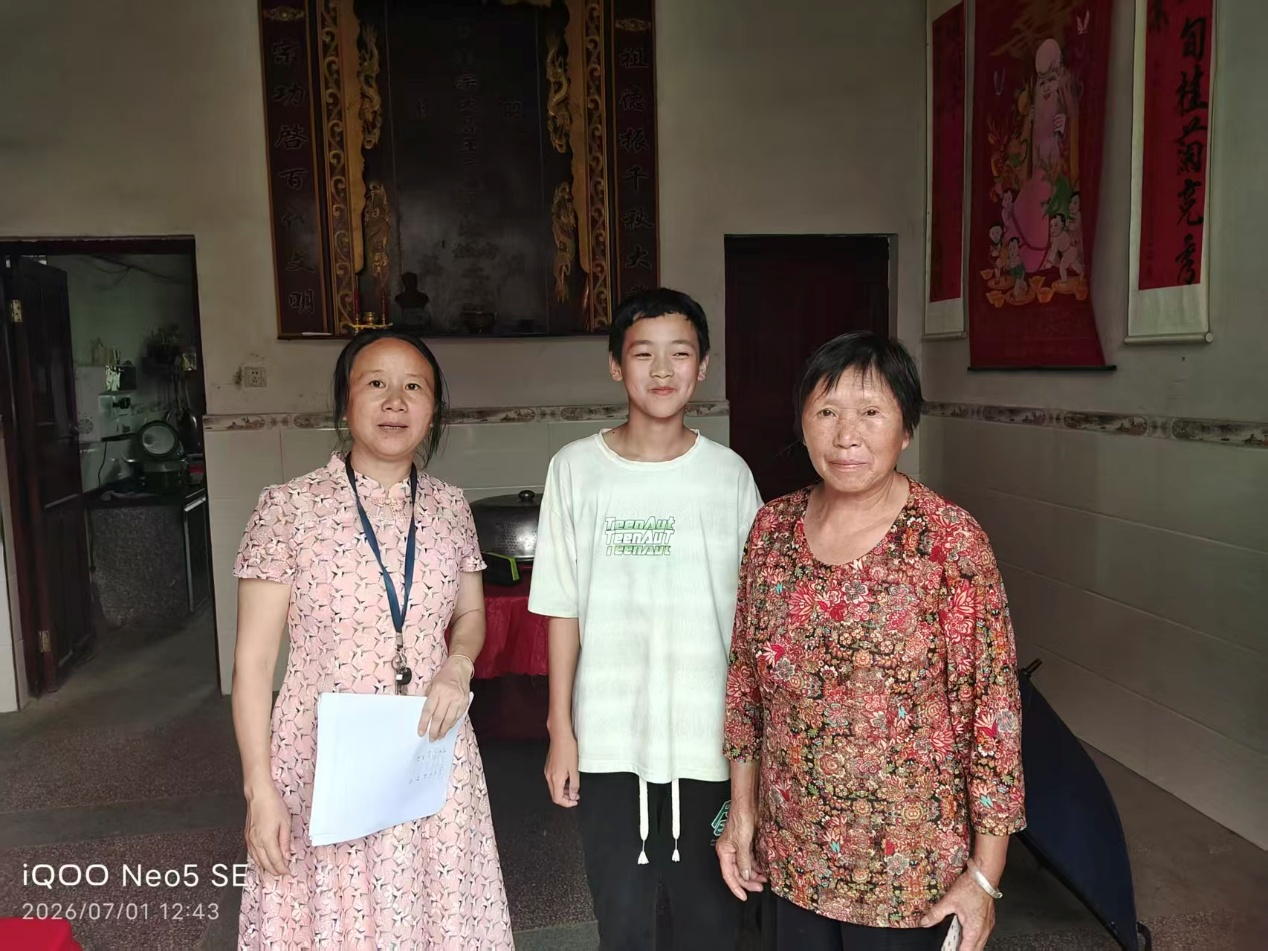 隆回县七江镇鸟树下中学进行防溺水家访活动