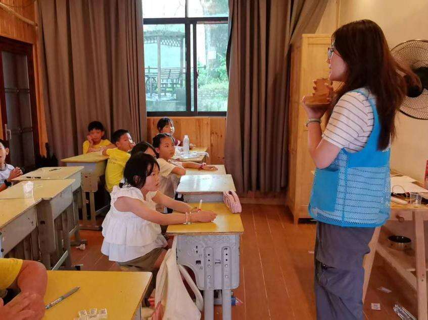 中南大学支教团与洞口县桐山乡椒林村孩子的“纸上对话”