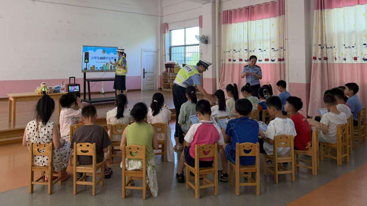 新宁县金石镇幸福树幼儿园开展“七彩假期 安全护航”消防、交通安全专题教育活动