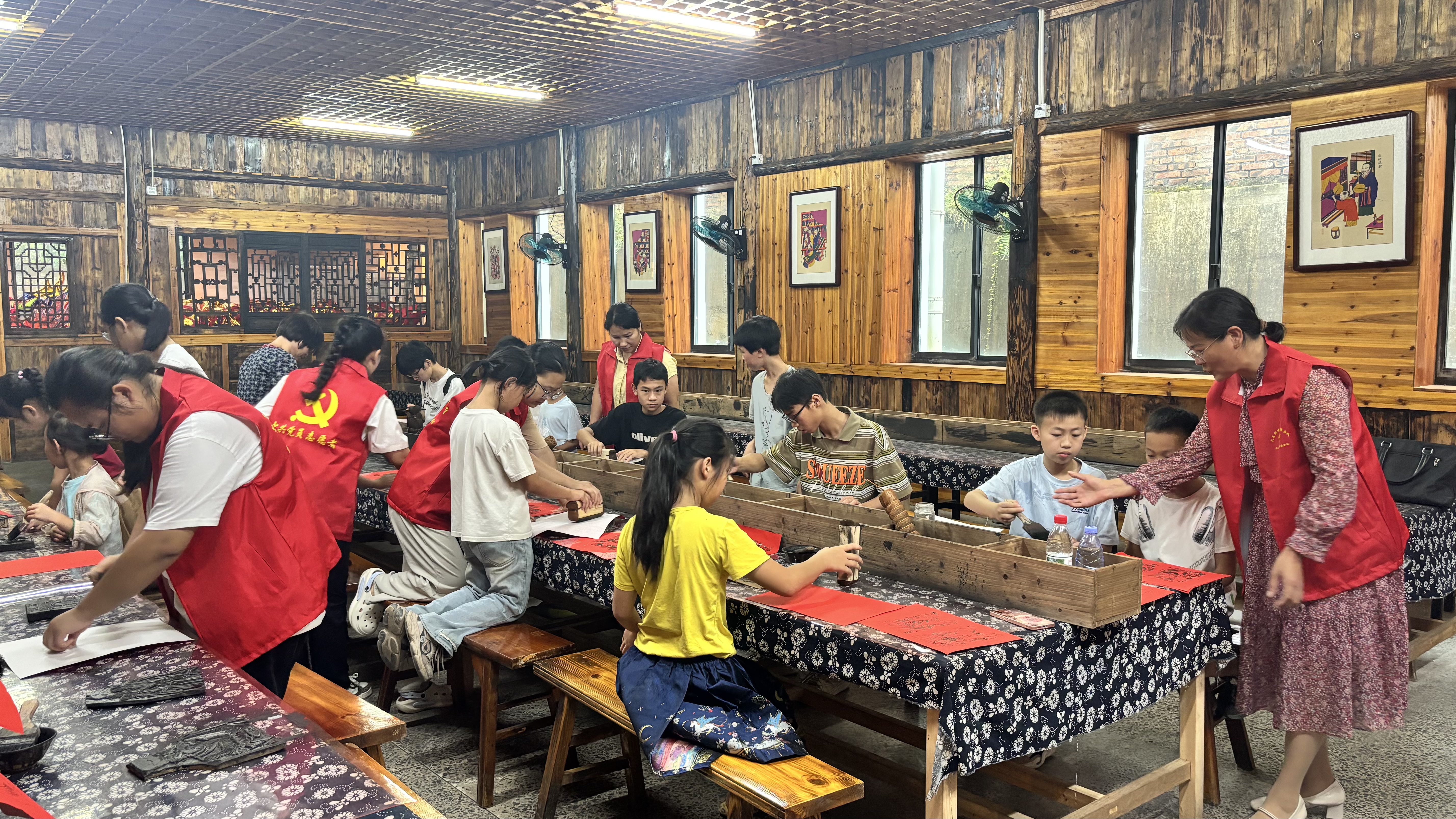 隆回县周旺镇潭水村暑托班开展滩头年画研学活动<div></div><div><br></div>